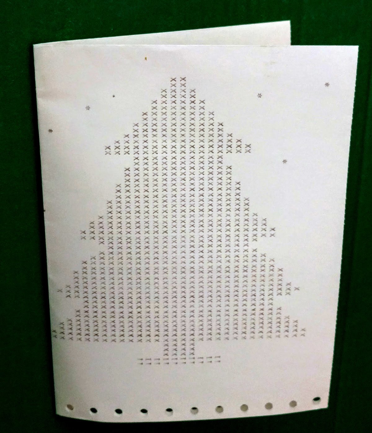 Eine A3-quer Seite eines weissen Endlospapieres darauf ein Tannenbaum aus grossen X geformt