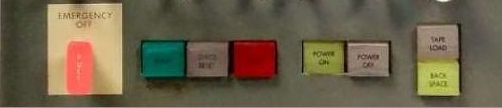 Die unterste Reihe der IBM Bedienerkonsole:
ganz links ist der sog. Emergency-Griff in knallig roter Farbe, daneben sind viereckige Bedienerknöpfe
die ersten drei in grün "START", weiss "RESET" und rot "STOP"; daneben in gelb "Power on" und hellgrau "Power off", daneben noch 2 Knöpfe übereinander hellgrau "Tape load" und in gelb "Back space"