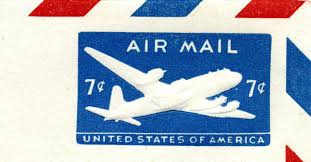 Weisser Briefumschlag mit rot-blauer Umrandung und ein blaues Viereck mit Silhouettenbild eines Flugzeugs in weiss und weisser Aufschrift
'AIR MAIL' sowie unten ganz kleie Schrift 'UNITED STATES OF AMERICA'