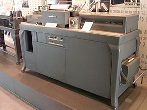 grosser graufarbene Tabelliermaschine mit eingehänktem Paneel auf der rechten Seite