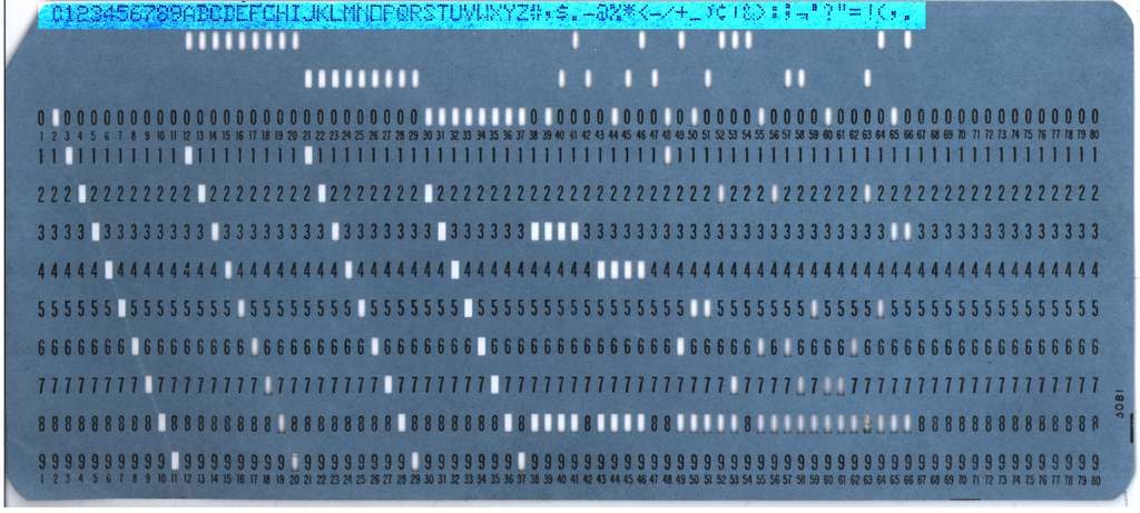blaue Lochkarte mit 80 Spalten und 12 Reihen: von Kolonne (Kol) 2 bis 11 die Zahlen von 0-9, Kol 12-37 die Buchstaben von A-Z und Kol 38-66 gelochte Spezialzeichen.