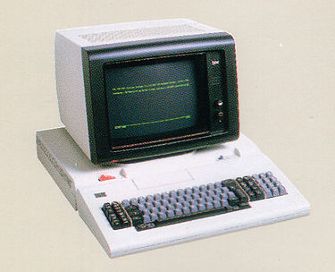 ein sogenanntes Dummes Terminal mit grauem Bildschirm und grüner Schrift und Tastatur